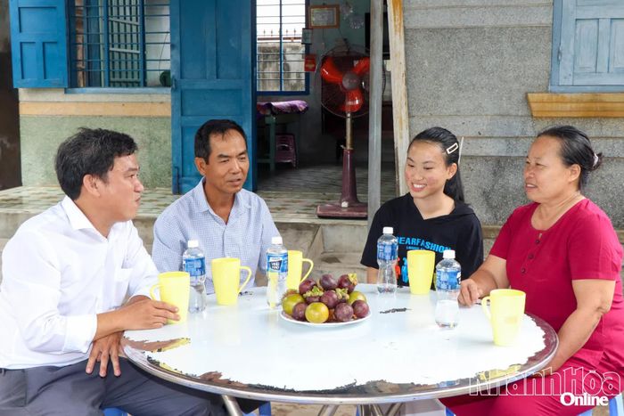 Gia đình em Phan Nguyễn Ngọc Hân đón tiếp thầy giáo chủ nhiệm đến chúc mừng khi em đạt thủ khoa tốt nghiệp THPT của tỉnh.