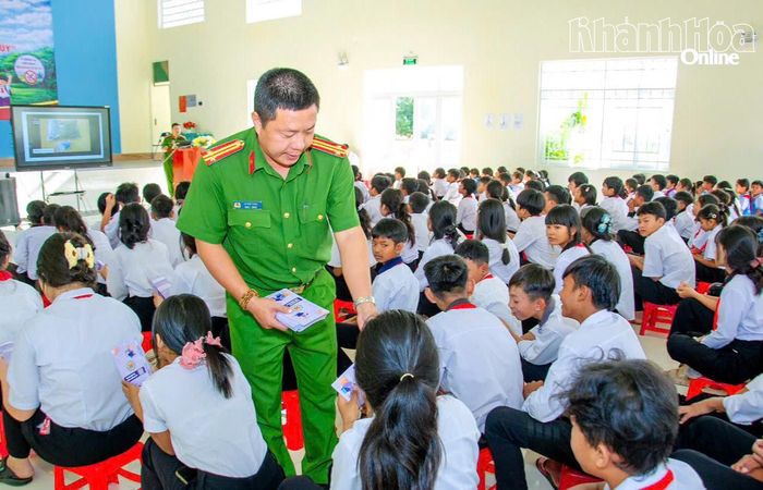 Phòng Cảnh sát điều tra tội phạm về ma túy Công an tỉnh Khánh Hòa tuyên truyền phòng ngừa ma túy tại các trường học trên địa bàn.