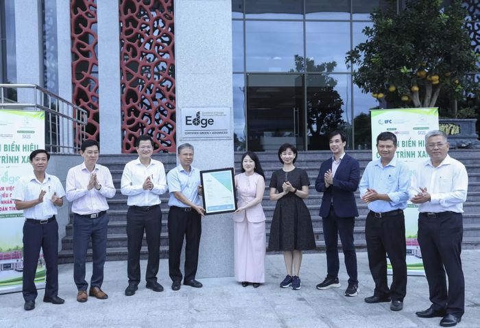 Đại diện Tổ chức Tài chính Quốc tế (IFC) trao chứng nhận công trình xanh EDGE Advanced cho tỉnh.