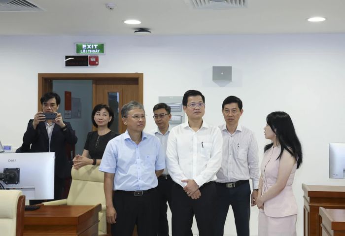 Đoàn công tác của Tổ chức Tài chính Quốc tế (IFC) cùng lãnh đạo tỉnh tham quan phòng IOC của tổ hợp trụ sở.