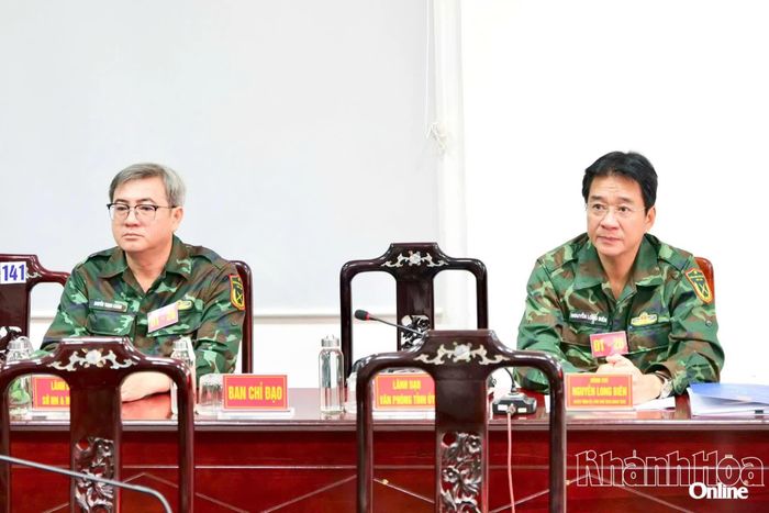 Ban Chỉ đạo diễn tập tỉnh theo dõi cuộc diễn tập.