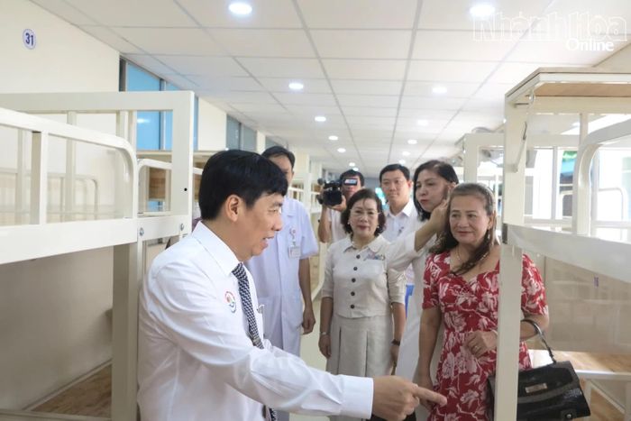 Lãnh đạo Bệnh viện Đa khoa Khánh Hòa giới thiệu cho các mạnh thường quân về khu lưu trú.