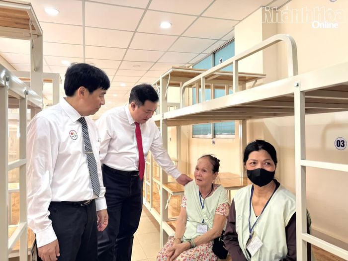 Lãnh đạo Sở Y tế và Bệnh viện Đa khoa Khánh Hòa thăm hỏi người nhà bệnh nhân được bố trí chỗ ở khu lưu trú.
