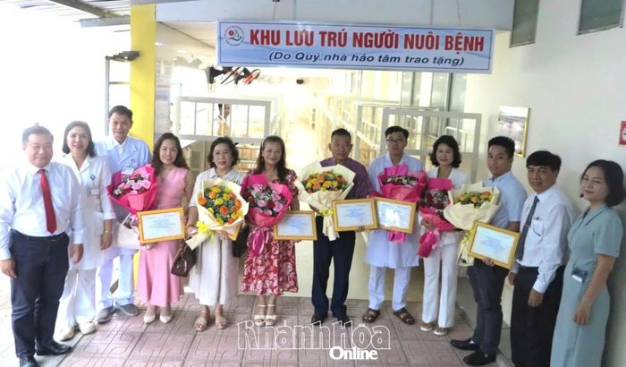 Lãnh đạo Sở Y tế và Bệnh viện Đa khoa Khánh Hòa tặng hoa tri ân các mạnh thường quân.