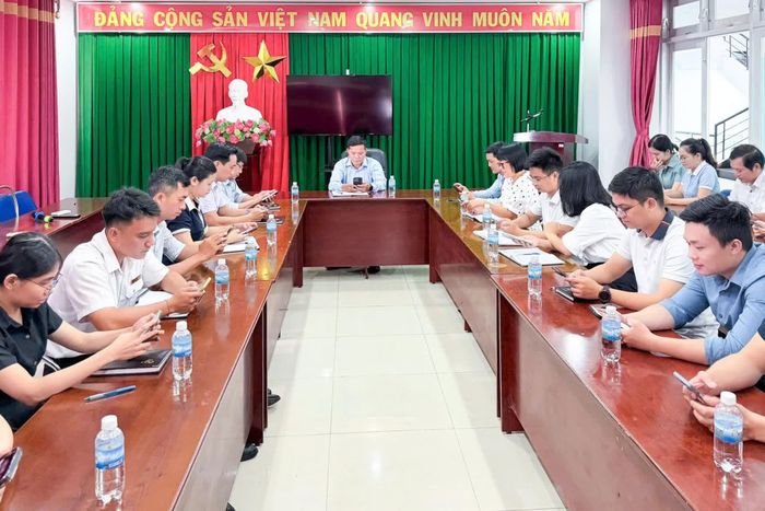Đảng viên Chi bộ Trung tâm Kiểm dịch y tế quốc tế Khánh Hòa nghiên cứu tài liệu, trao đổi trực tiếp trên nền tảng số, góp phần nâng cao chất lượng sinh hoạt chi bộ.