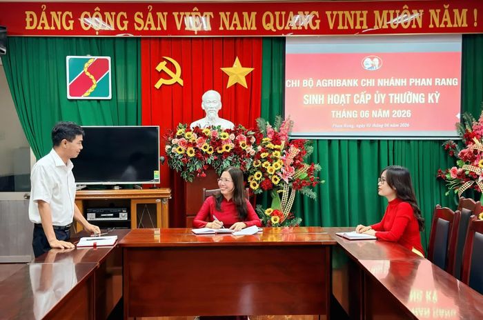 Chi ủy Chi bộ Agribank Chi nhánh Phan Rang thống nhất chương trình, lựa chọn nội dung trọng tâm và phân công chuẩn bị trước mỗi kỳ sinh hoạt.