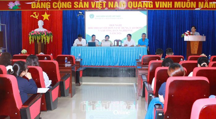 Đại diện Bảo hiểm xã hội tỉnh trả lời câu hỏi của đơn vị sử dụng lao động.