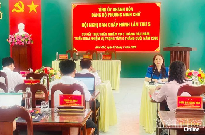 Các đại biểu Tổ 1 thảo luận tại hội nghị.