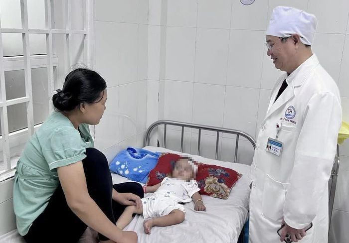Thạc sĩ, bác sĩ chuyên khoa II Lê Huy Thạch - Giám đốc Bệnh viện Đa khoa Ninh Thuận thăm hỏi gia đình bệnh nhi Đ.X.T.