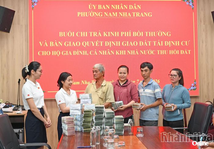 Các thành viên trong gia đình ông Đặng Văn Sang nhận tiền bồi thường, hỗ trợ.