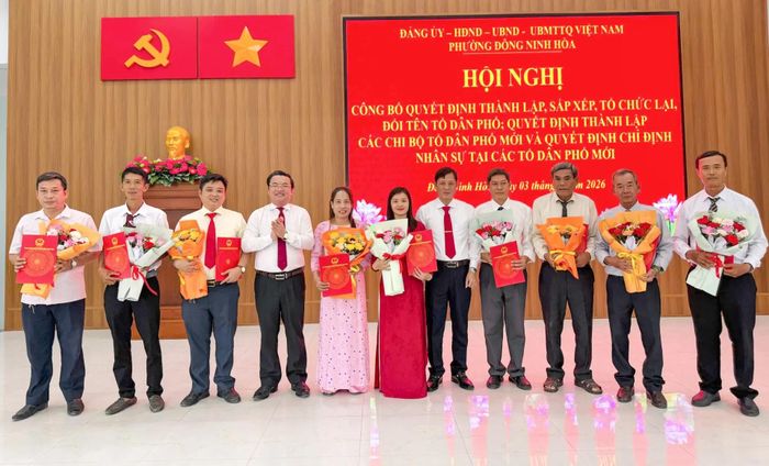 Lãnh đạo UBND phường Đông Ninh Hòa trao quyết định chỉ định Tổ trưởng tổ dân phố.
