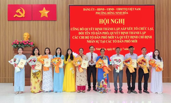 Lãnh đạo Ủy ban MTTQ phường Đông Ninh Hòa trao quyết định chỉ định Trưởng Ban công tác Mặt trận tổ dân phố.