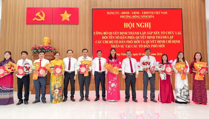 Lãnh đạo Đảng ủy phường Đông Ninh Hòa trao quyết định chỉ định chức danh Bí thư chi bộ các tổ dân phố.