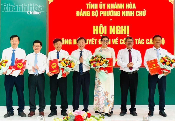 Thường trực Đảng ủy phường Ninh Chử trao quyết định và tặng hoa chúc mừng các cá nhân được bổ nhiệm.