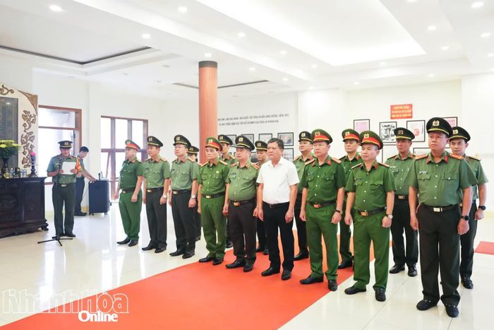 Đồng chí Bí thư Tỉnh ủy Trần Phong cùng lãnh đạo Công an tỉnh tham dự lễ dâng hoa, dâng hương tưởng nhớ Chủ tịch Hồ Chí Minh.