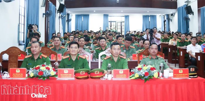 Thiếu tướng Nguyễn Hữu Phước cùng các đồng chí lãnh đạo Công an tỉnh dự hội nghị.