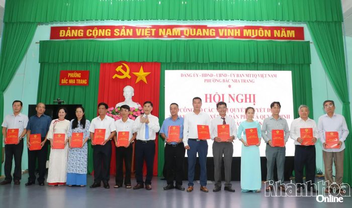 Ông Đặng Quốc Bảo - Phó Bí thư Thường trực Đảng ủy phường trao quyết định thành lập cho các chi bộ.