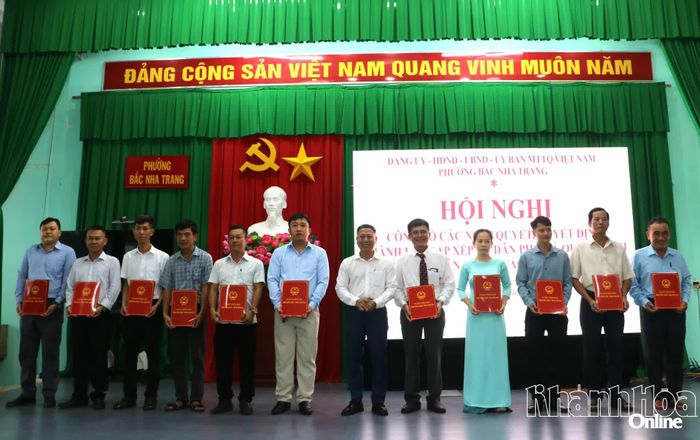 Các tổ trưởng tổ dân phố nhận quyết định.