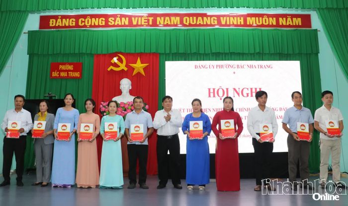 Các Trưởng ban Công tác Mặt trận nhận quyết định.