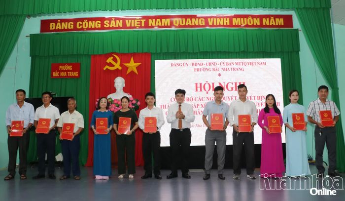 Ông Lê Đại Dương - Phó Bí thư Đảng ủy, Chủ tịch UBND phường trao quyết định cho các tổ trưởng tổ dân phố.