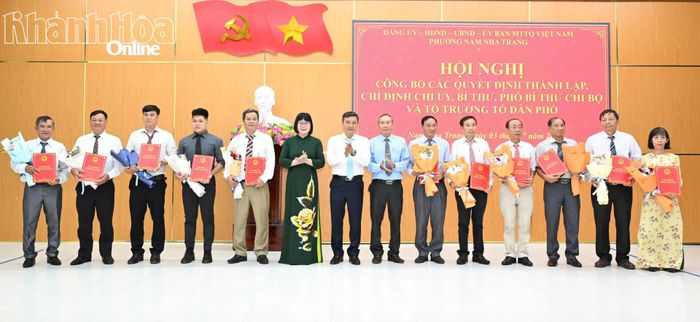 Lãnh đạo Đảng ủy, UBND phường trao quyết định chỉ định tổ trưởng tổ dân phố mới.