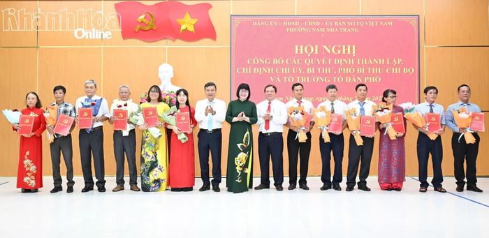 Lãnh đạo Đảng ủy, HĐND phường trao quyết định, tặng hoa chúc mừng các bí thư chi bộ tổ dân phố mới.