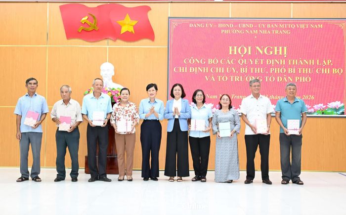 Các cá nhân thôi tham gia cấp ủy, tổ trưởng tổ dân phố nhận quà lưu niệm.