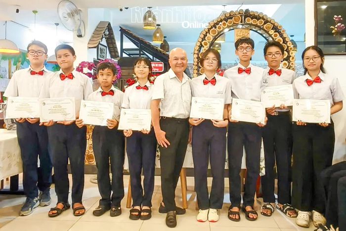 Các học sinh nhận giấy chứng nhận hoàn thành khóa học.