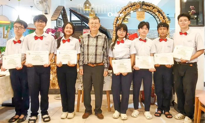Các học sinh nhận giấy chứng nhận hoàn thành khóa học.