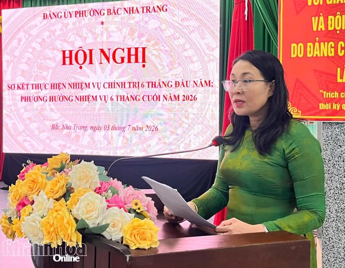 Bà Nguyễn Thị Trung Thu - Bí thư Đảng ủy, Chủ tịch HĐND phường phát biểu tại hội nghị.