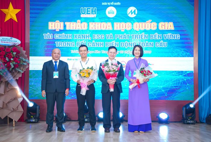 Đại diện Ban tổ chức tặng hoa cho các diễn giả hội thảo.