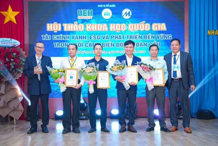 Đại diện Ban tổ chức trao giấy chứng nhận và tặng hoa cho các đơn vị tài trợ và đồng hành với hội thảo.