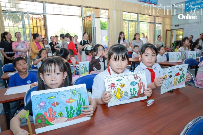 Các em nhỏ hoàn thành bài thi.