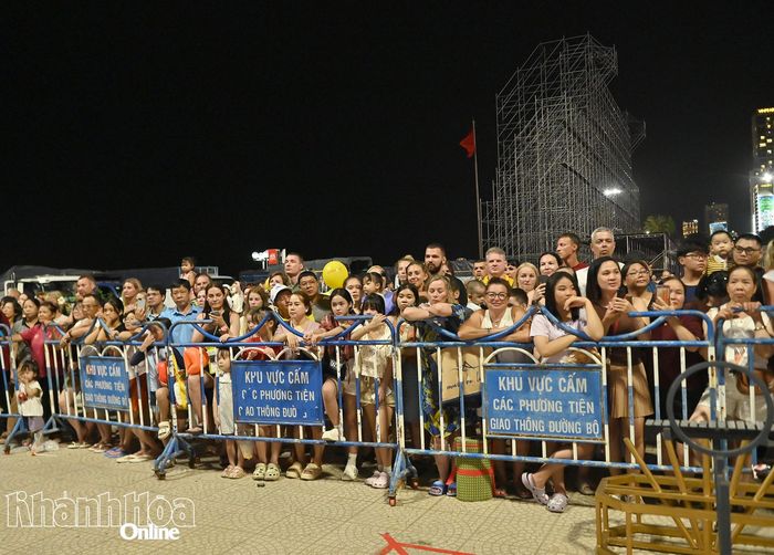 Đông đảo người dân, du khách đến xem và cổ vũ cho các đội lân thi đấu.