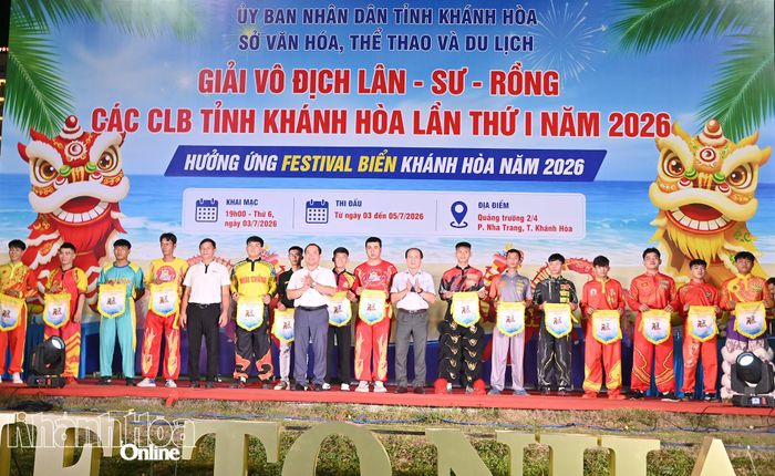 Ban tổ chức tặng cờ lưu niệm cho đại diện các đơn vị dự giải.
