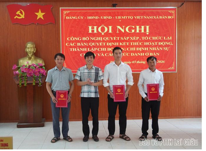 Lãnh đạo UBND xã Bản Bo trao quyết định cho các trưởng bản.