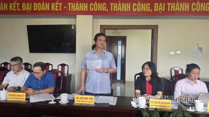 Đồng chí Ngô Minh Tuấn - Vụ trưởng, Trưởng Ban Xây dựng Đảng, Tạp chí Cộng sản trao đổi tại buổi làm việc.
