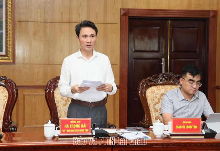 Đồng chí Hà Trọng Hải - Phó Chủ tịch UBND tỉnh báo cáo kết quả rà soát dự án sắp xếp, ổn định dân cư và cấp nước sinh hoạt tập trung trên địa bàn tỉnh.