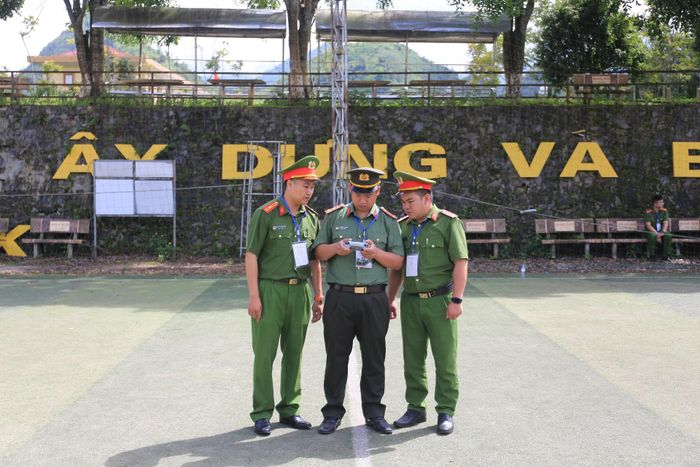 Đội thi liên quân Công an phường Đoàn Kết và Công an xã Phong Thổ điều khiển máy bay không người lái (Flycam) thực hiện Bài thi số 4.