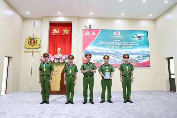 Đại tá Phạm Hải Đăng - Phó Giám đốc Công an tỉnh trao giải nhất cho Đội thi số 3 thuộc Phòng Cảnh sát hình sự.