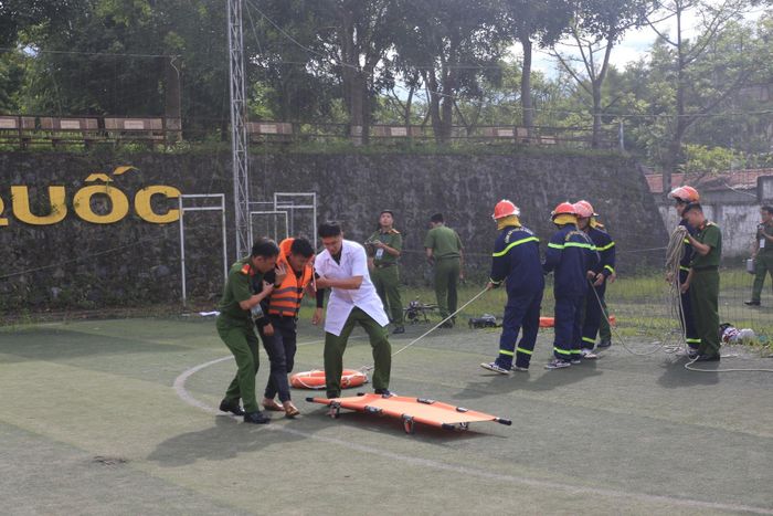 Phần trình diễn tình huống cứu nạn, cứu hộ bằng máy bay không người lái, minh họa khả năng ứng dụng công nghệ vào thực tiễn của lực lượng liên quân các Phòng PC07, PK02 và PC09.