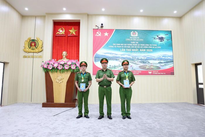 ... trao giải nhì cho Đội thi số 8 (Liên quân Công an phường Đoàn Kết, Công an xã Phong Thổ) và Đội thi số 02 thuộc Phòng Cảnh sát cơ động.