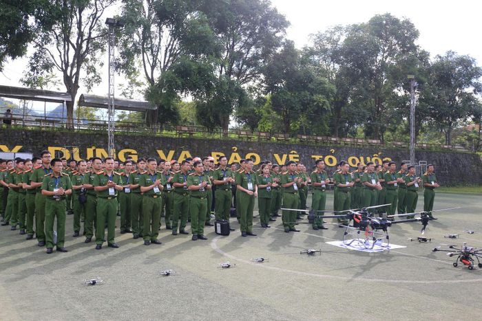 12 đội thi tham gia thực hiện Bài thi số 4: thực hành kỹ năng điều khiển máy bay không người lái.