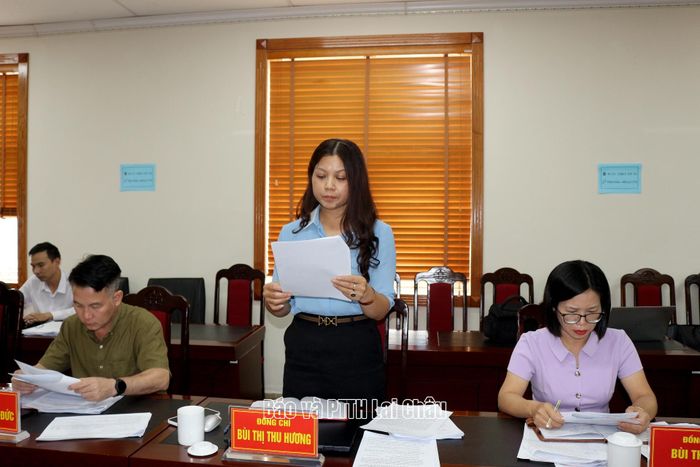 Đại biểu trao đổi, thảo luận tại kỳ họp.