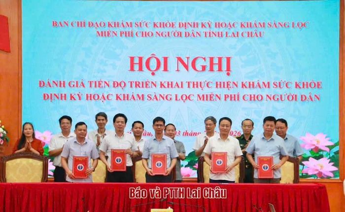 Đại diện các cơ quan, đơn vị ký cam kết phối hợp khám sức khỏe định kỳ hoặc khám sàng lọc miễn phí cho người dân trên địa bàn tỉnh.