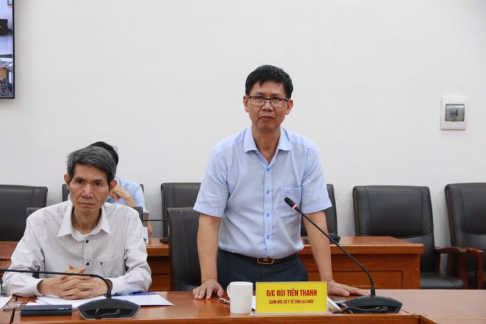 Đồng chí Bùi Tiến Thanh - Giám đốc Sở Y tế báo cáo tiến độ thực hiện khám sức khỏe định kỳ hoặc khám sàng lọc miễn phí cho người dân.
