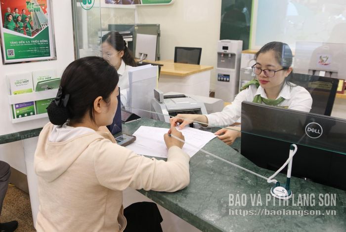 Khách hàng thực hiện giao dịch tại Vietcombank chi nhánh Lạng Sơn