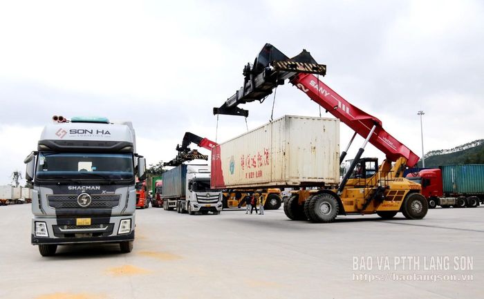 Bốc xếp công-ten-nơ chở hàng hóa xuất nhập khẩu tại Công viên logistics Viettel Lạng Sơn