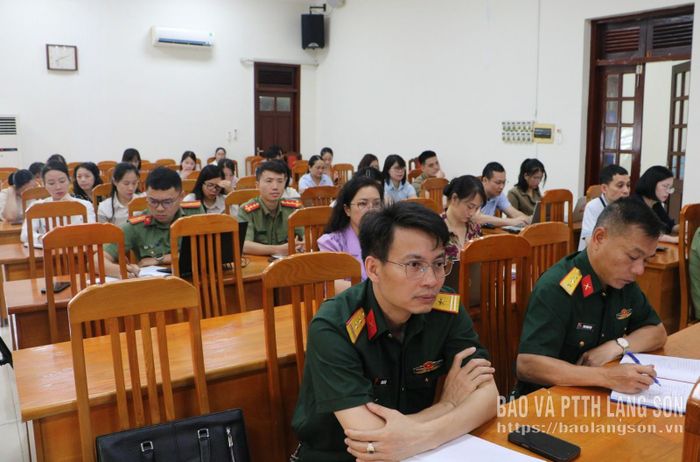 Các đại biểu theo dõi chuyên đề tại hội nghị