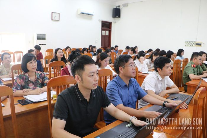Các đại biểu theo dõi chuyên đề tại hội nghị
